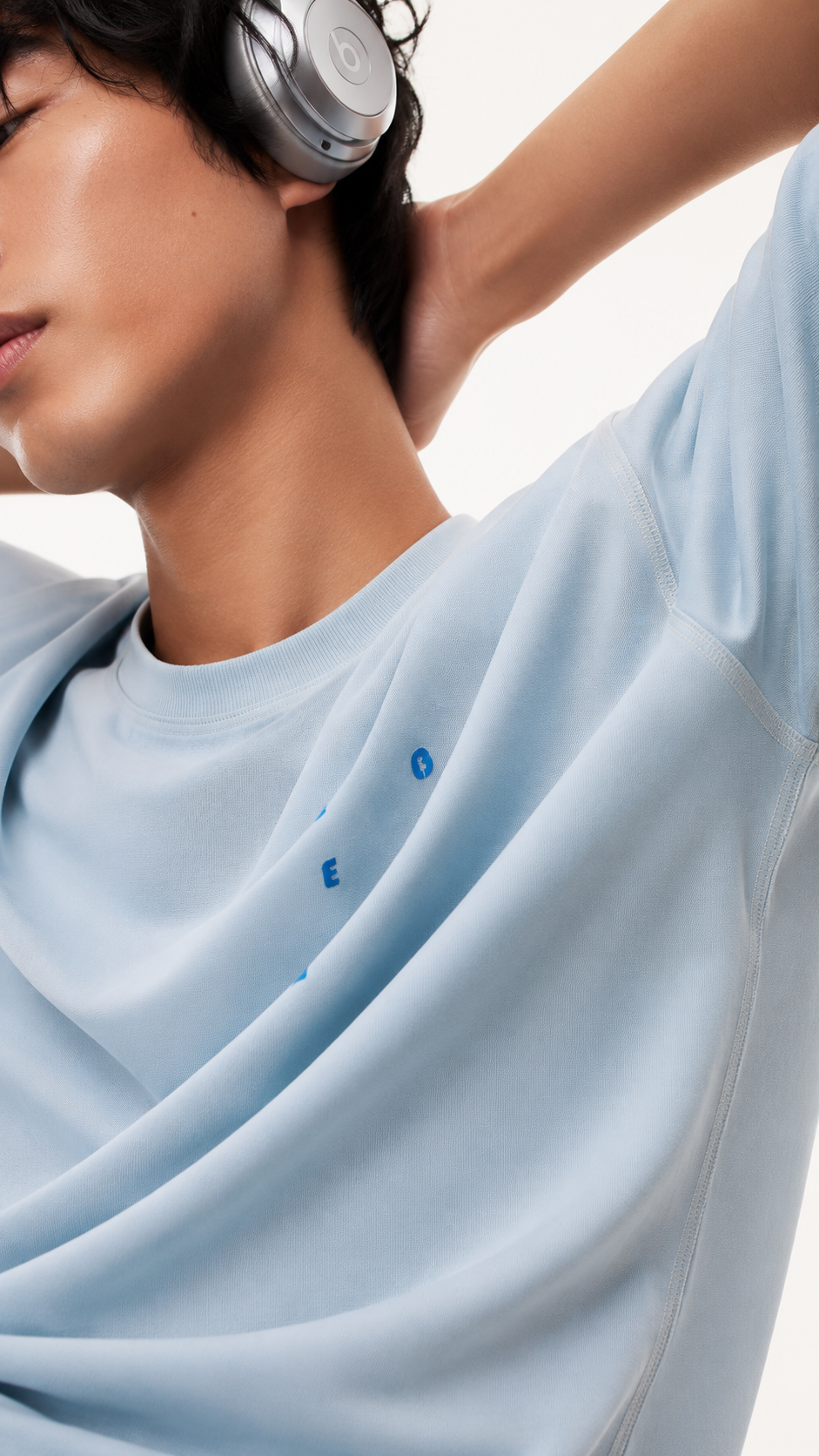 Close-up Boneless light blue T-shirt campaign portrait